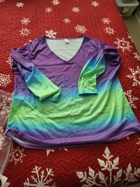 V-Neck Ombre Long Sleeve Tee in Purple & Green
